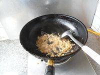 美味鸡蛋虾皮炒韭菜做法图解5)