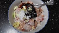 家常香菇芋头蒸鸡腿做法图解3)