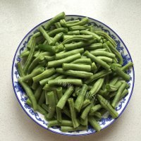 可口的腊肉炒豆角做法图解3)