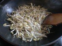 家常素炒豆芽豆泡做法图解4)