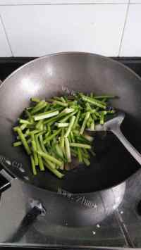 家常菜咸肉炒蒜苗做法图解3)