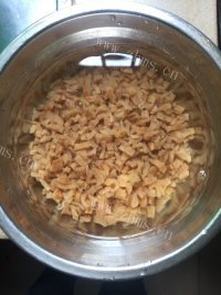 美味的萝卜干炒饭做法图解3)