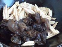 简易的腐竹炒木耳做法图解7)