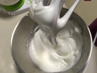 自制蓝莓蛋糕卷做法图解5)