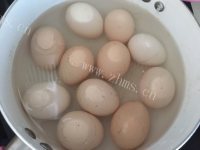 美味的啤酒香卤蛋做法图解1)