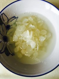 营养的桃胶皂米银耳羹做法图解2)