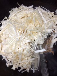 家常菜金针菇炒肉做法图解5)
