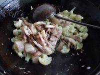 家常菜菜花炒肉做法图解7)