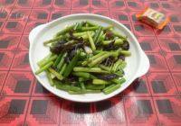 美味的蒜薹炒木耳做法图解5)