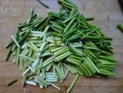美滋滋的蒜苔炒豆腐做法图解2)