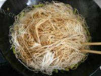 蒜苔肉丝焖面做法图解12)