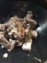 诱人的排骨炖海带做法图解5)