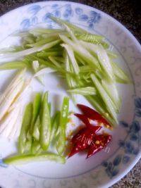 家常的芹菜炒肉丝做法图解2)