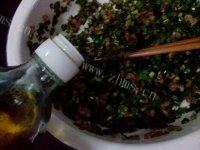 迷人的韭菜猪肉水饺做法图解6)