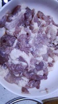 口感丰富的香辣酸菜肉片做法图解4)