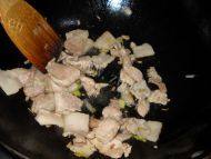 「DIY美食」辣白菜炒五花肉做法图解5)