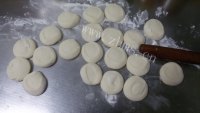 色泽鲜亮的韭菜盒子做法图解5)