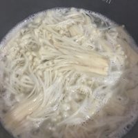 妈妈做的凉拌金针菇做法图解5)