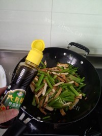 家常菜芹菜炒豆干做法图解9)
