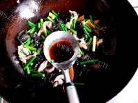 色香味俱全的蒜苔木耳炒肉做法图解7)