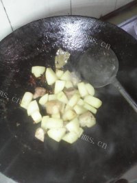 简单的土豆烧肉做法图解6)