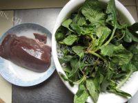 家常菜菠菜炒猪肝做法图解1)