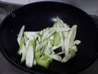 色味俱佳的炒丝瓜做法图解4)