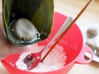 可口的绿豆沙水晶粽做法图解4)