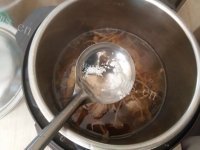 营养健康的茶树菇排骨头汤做法图解7)