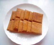 家常菜腊肉炒豆干做法图解2)