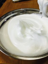 自制葡萄干戚风蛋糕做法图解14)