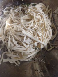 口感不错的凉拌豆腐丝做法图解6)