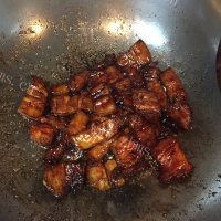 好吃的五花肉炖土豆做法图解4)