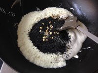 营养丰富的黑芝麻花生牛轧糖做法图解6)