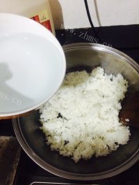 美味营养的皮蛋瘦肉粥做法图解2)