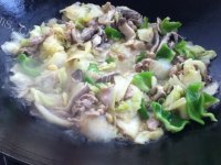家常菜白菜炒平菇做法图解14)