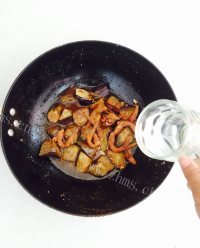 家常小鱼干烧茄子做法图解13)