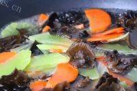 美味青笋鸡蛋木耳做法图解3)