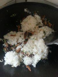 DIY美食-腊肠炒饭做法图解9)