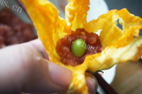 美味的酿南瓜花做法图解5)