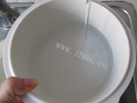 自制银耳莲子羹做法图解2)