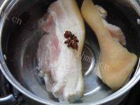 美味营养的蒜泥白肉卷做法图解2)