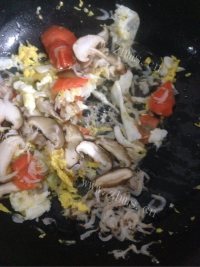 美味的香菇蛋炒饭做法图解3)