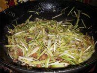 家常菜肉丝炒蒜黄做法图解5)