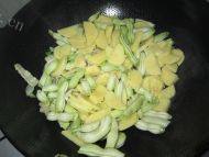 家常芸豆炖土豆做法图解4)
