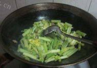 易做的芹菜炒肉做法图解3)