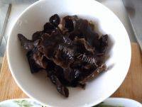 自制芹香黑木耳做法图解2)
