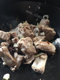 诱人的排骨炖海带做法图解4)