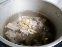 美味胡萝卜海带炖排骨做法图解4)