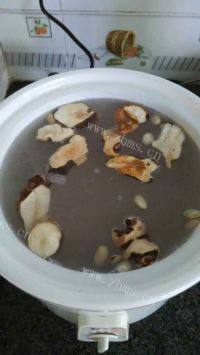 好喝的扁豆茯苓骨汤做法图解5)